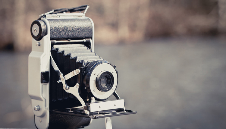 <i>Folding Camera</i><span>camera</span>